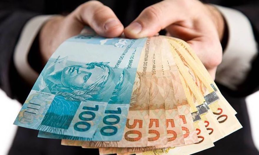 Brasileiros podem trocar o Bolsa Família por auxílio que paga 1 salário mínimo mensal